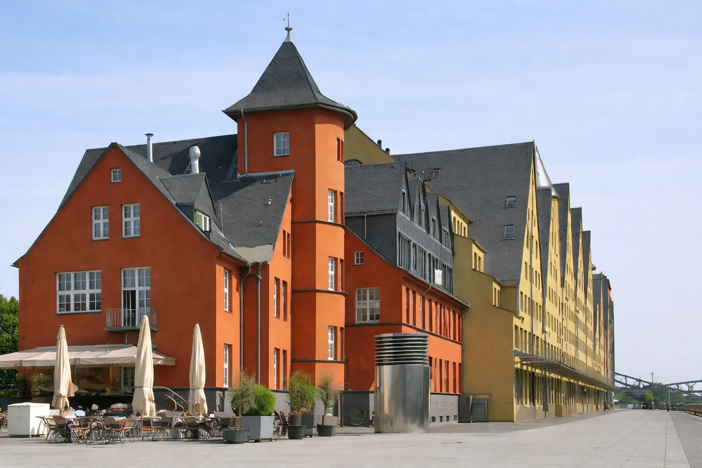 Das historische rote Hafengebäude im Kölner Rheinauhafen – Bürostandort des Architekturbüros BAUSTOFFDAMEN